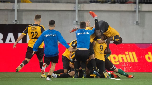 Die Schaffhauser bejubeln das 2:2 in der 98. Minute. Die Schaffhauser bejubeln das 2:2 in der 98. Minute.