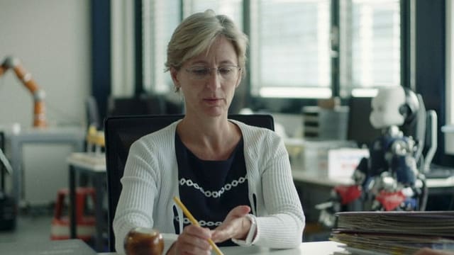 Eine Frau am Schreibtisch. Eine Frau am Schreibtisch.