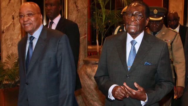 Südafrikas Präsident Zuma geht neben Simbabwes Präsident Mugabe. Südafrikas Präsident Zuma geht neben Simbabwes Präsident Mugabe.