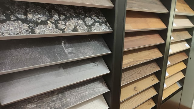 Gestell mit unterschiedlichen Böden Gestell mit unterschiedlichen Böden