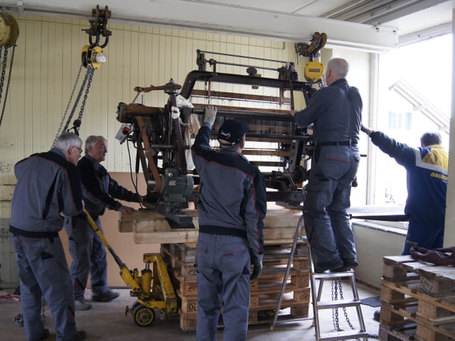 Webstuhl auf Gabelstapler in Fabrik