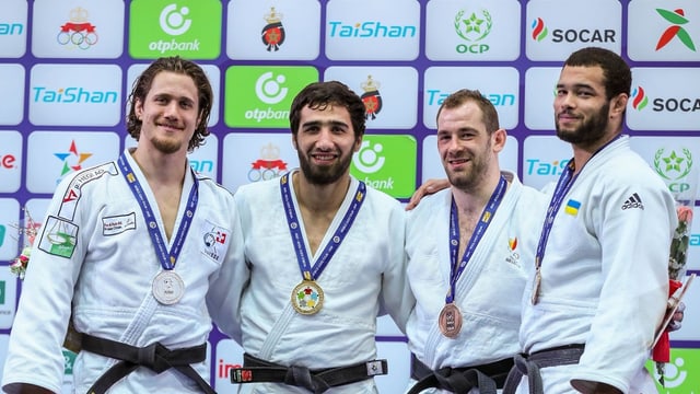 Vier Judoka posieren für ein Foto Vier Judoka posieren für ein Foto