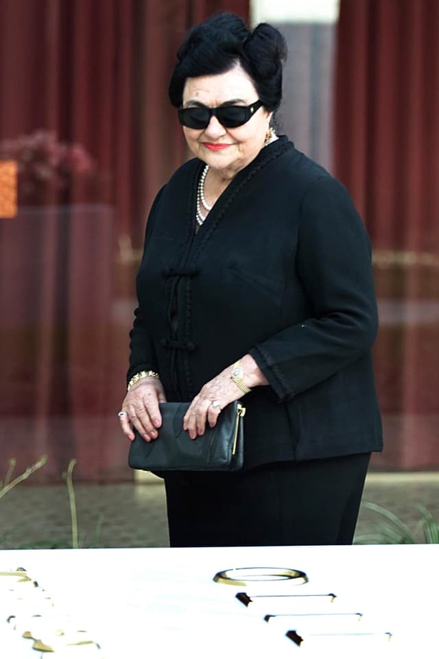 Jovanka Broz im Jahr 2001 am Grab ihres Mannes in Belgrad. Jovanka Broz im Jahr 2001 am Grab ihres Mannes in Belgrad.
