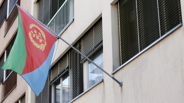 Eritreische Flagge an einer Häuserfassade. Eritreische Flagge an einer Häuserfassade.