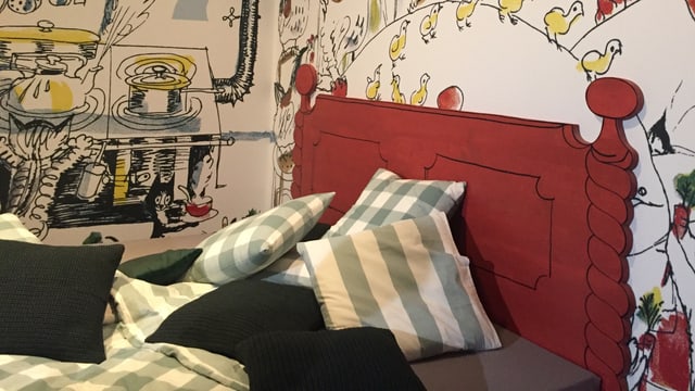 Grosses Bett mit farbigen Wänden Grosses Bett mit farbigen Wänden