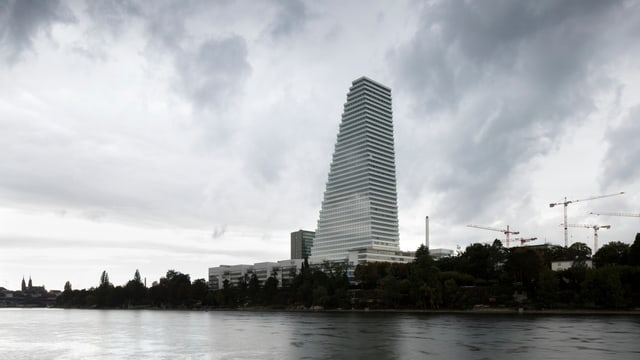 Blick auf den Rocheturm in Basel