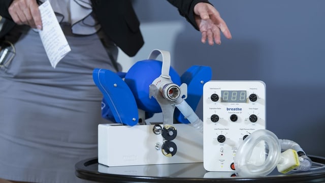 Frau präsentiert Beatmungsgerät