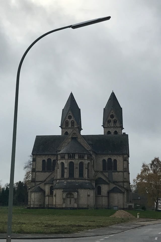 Abriss – das Dorf Immerath ist nur noch Geisterdorf und wird abgerissen. Die Kirche stand einst mitten im Dorf. Abriss – das Dorf Immerath ist nur noch Geisterdorf und wird abgerissen. Die Kirche stand einst mitten im Dorf.