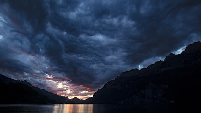 Dunkle, wilde Wolkenformen am Donenrstagabend über dem Walensee. Dunkle, wilde Wolkenformen am Donenrstagabend über dem Walensee.