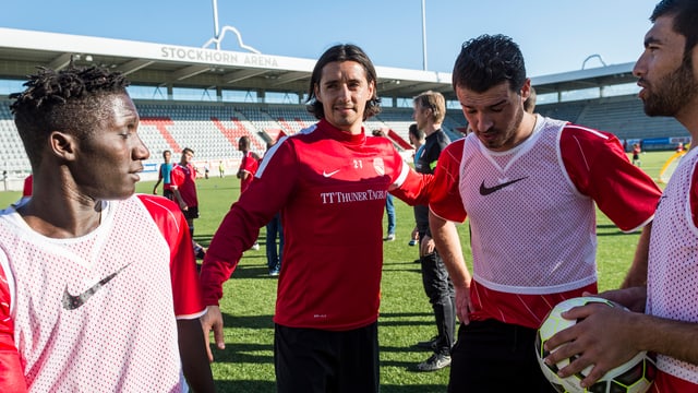 Thun-Spieler Nelson Fereirra zusammen mit Flüchtlingen in der Stockhorn Arena. Thun-Spieler Nelson Fereirra zusammen mit Flüchtlingen in der Stockhorn Arena.
