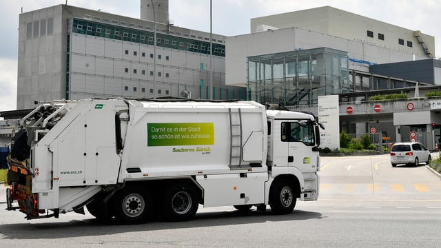 Ein Kehrichtwagen fährt in die Kehrichtverbrennungsanlage ein Ein Kehrichtwagen fährt in die Kehrichtverbrennungsanlage ein