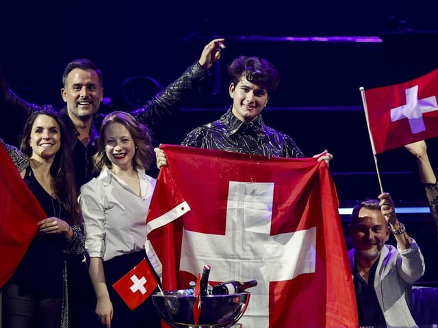 Gjon's Tears mit Schweizer Flagge und seinem Team.