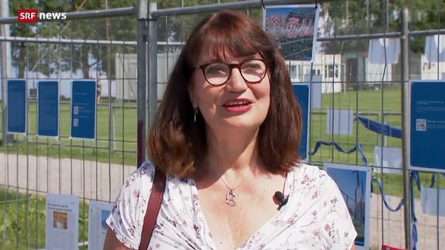 Heike Brüning gibt Interview vor dem Grenzzaun. Heike Brüning gibt Interview vor dem Grenzzaun.