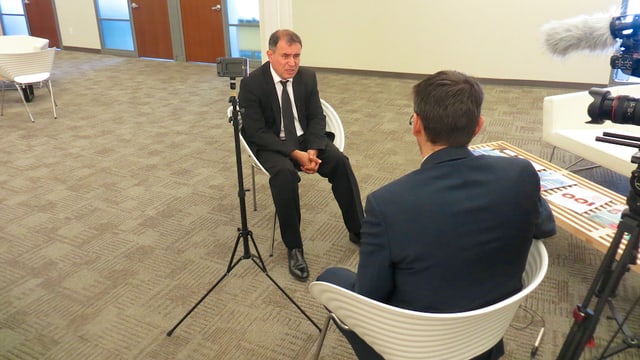 Ökonom Nouriel Roubini unterhält sich mit Tilman Lingner, der von hinten zu sehen ist. Ökonom Nouriel Roubini unterhält sich mit Tilman Lingner, der von hinten zu sehen ist.