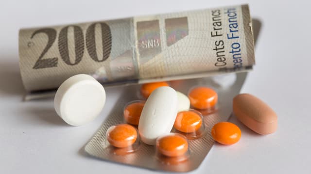 Pillen und eine 200er-Note. Pillen und eine 200er-Note.