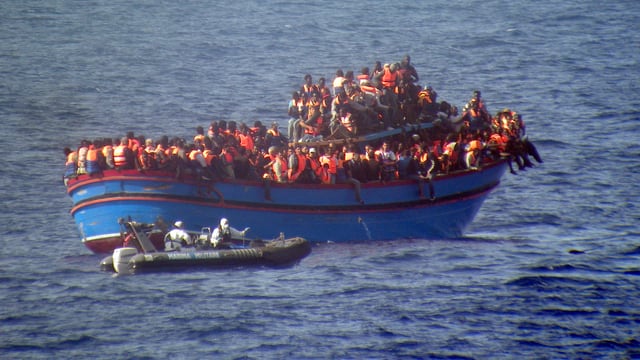 Die italienische Küstenwache begleitet ein mit dutzenden afrikanischen Flüchtlingen überfülltes Schiff. Die italienische Küstenwache begleitet ein mit dutzenden afrikanischen Flüchtlingen überfülltes Schiff.