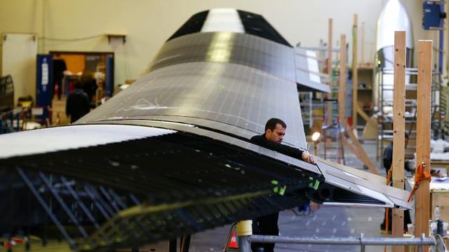 Dezember 2013 in Dübendorf - 17'248 Solarzellen werden auf dem Flügel von «Solar Impuls 2» installiert. Dezember 2013 in Dübendorf - 17'248 Solarzellen werden auf dem Flügel von «Solar Impuls 2» installiert.
