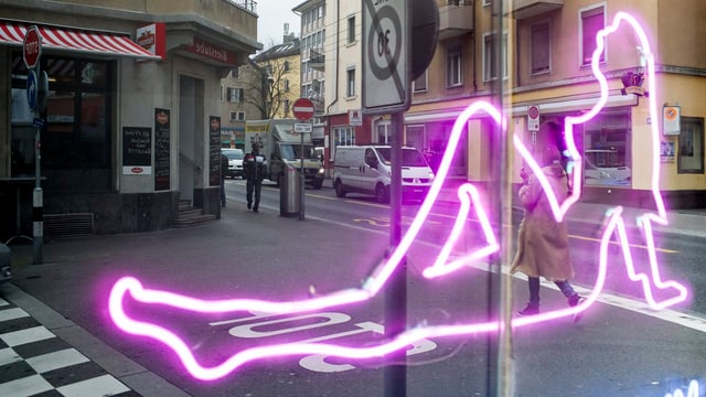 Neonleuchte in Form einer nackten Frau in einem Schaufenster Neonleuchte in Form einer nackten Frau in einem Schaufenster
