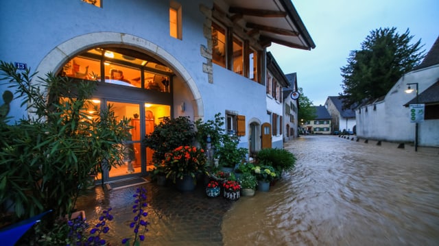 Am Samstagabend führten neue Gewitter in Muttenz zu Überschwemmungen. Am Samstagabend führten neue Gewitter in Muttenz zu Überschwemmungen.