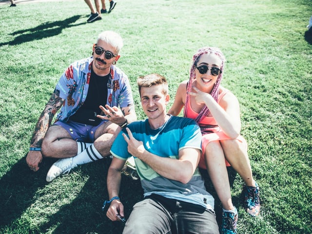 Festival-Besucher sitzen auf dem Boden