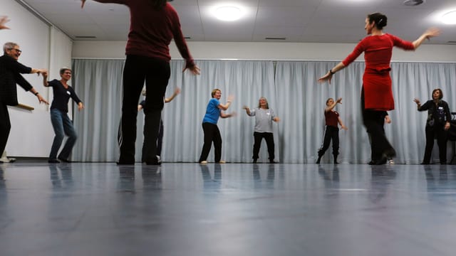 Zwei Tanzlehrerinnen leiten die Seniorinnen an. Zwei Tanzlehrerinnen leiten die Seniorinnen an.