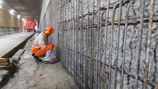 Ein Bauarbeiter im Schänzli-Tunnel. Ein Bauarbeiter im Schänzli-Tunnel.