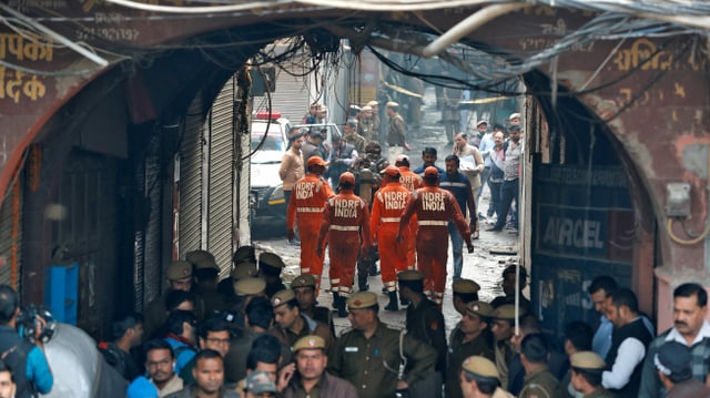 Einsatzkräfte der indischen National Disaster Response Force (NDRF) auf ihrem Weg zur Fabrik. Einsatzkräfte der indischen National Disaster Response Force (NDRF) auf ihrem Weg zur Fabrik.
