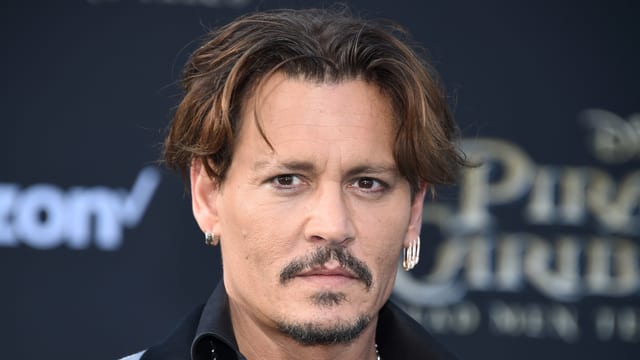 Auf dem Bild ist Schauspieler Johnny Depp bei einer Filmpremiere zu sehen. Auf dem Bild ist Schauspieler Johnny Depp bei einer Filmpremiere zu sehen.