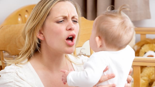 Mutter schimpft mit Baby. Mutter schimpft mit Baby.