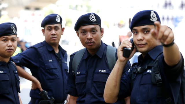 Eine Gruppe malaysischer Polizisten Eine Gruppe malaysischer Polizisten