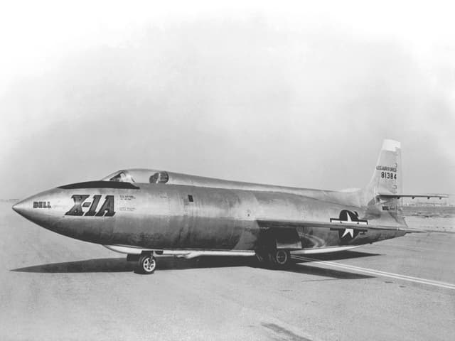 Schwarzweiss-Aufnahme einer Bell X-1