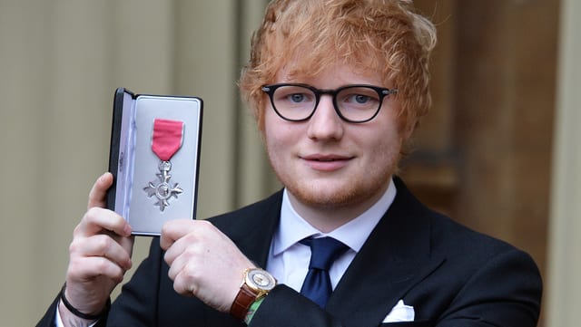 Ed Sheeran hält seinen Orden in den Händen. Ed Sheeran hält seinen Orden in den Händen.
