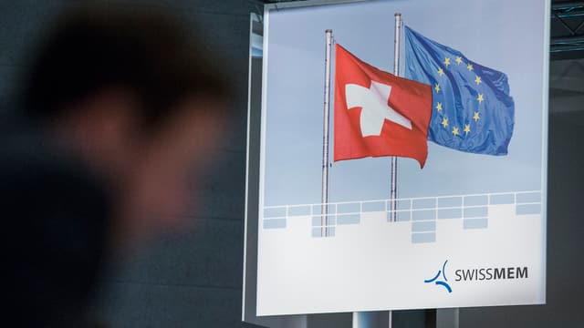 Schweizerische und EU-Flagge auf einem Transparent des Branchenverbands Swissmem. Schweizerische und EU-Flagge auf einem Transparent des Branchenverbands Swissmem.