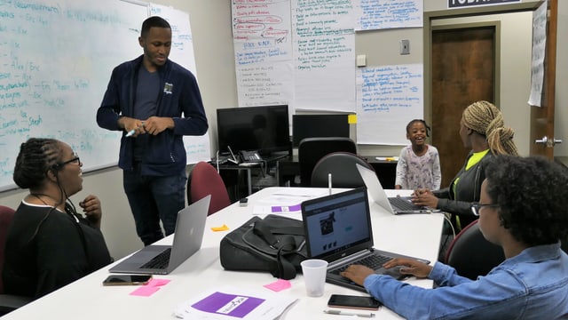 Besuch beim New Georgia Project. Die Organisation hat zum Ziel, möglichst viele afro-amerikanische Wählende zu mobilisieren. Sie haben eine Strategiesitzung. Besuch beim New Georgia Project. Die Organisation hat zum Ziel, möglichst viele afro-amerikanische Wählende zu mobilisieren. Sie haben eine Strategiesitzung.