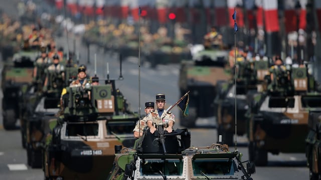 Französische Armeeangehörige werden im Panzer durch Paris gefahren. Französische Armeeangehörige werden im Panzer durch Paris gefahren.