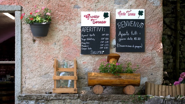 Menükarte und Blumenkiste vor einem Grotto. Menükarte und Blumenkiste vor einem Grotto.