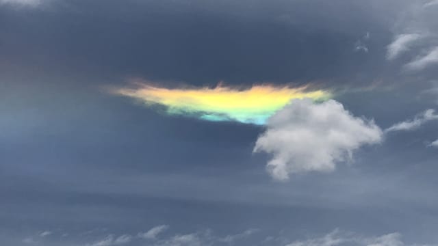 Prächtig verfärbte Wolke über dem Nussbaumersee Prächtig verfärbte Wolke über dem Nussbaumersee