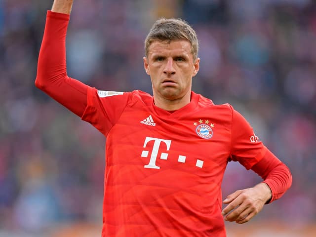 Thomas Müller streckt sich