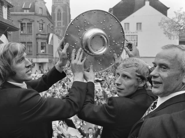 Günter Netzer, Berti Vogts und Hennes Weissweiler 1971 mit der Meisterschale.