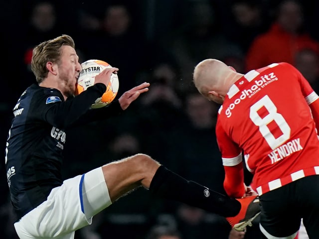 Michel Vlap von Heerenveen kriegt einen Ball ins Gesicht.
