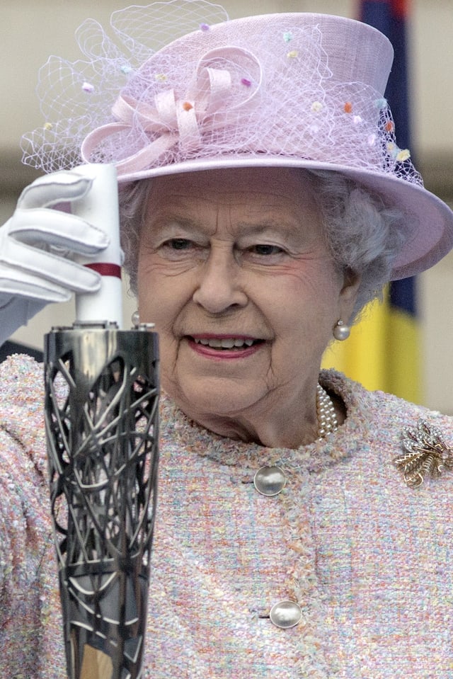 Königin Elizabeth packt ihre Rede in den Jubilee Baton für die Commonwealth Games. Königin Elizabeth packt ihre Rede in den Jubilee Baton für die Commonwealth Games.