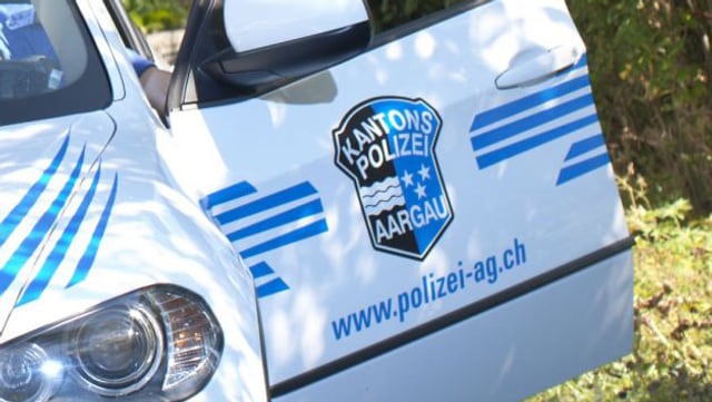 Bild der Autotüre eines Einsatzfahrzeuges der Kantonspolizei Aargau. Bild der Autotüre eines Einsatzfahrzeuges der Kantonspolizei Aargau.