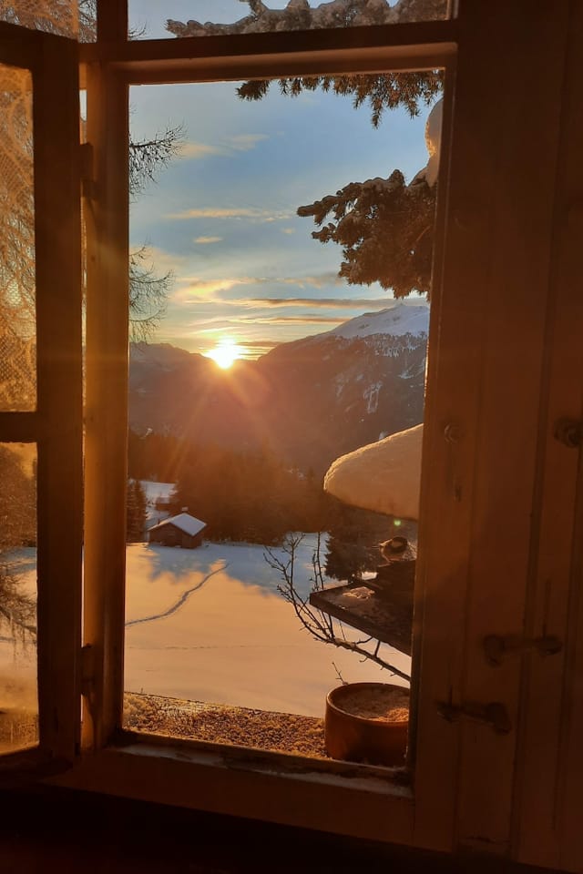 Sonnenaufgang fotografiert aus dem Fenster.