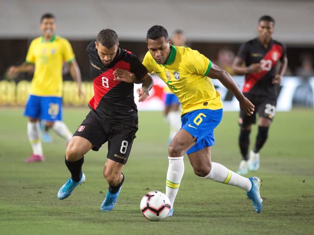 Brasiliens Alex Sandro gegen den Peruaner Gabriel Costa. Brasiliens Alex Sandro gegen den Peruaner Gabriel Costa.