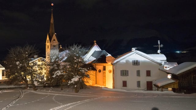 Nächtliches Obersaxen mit verschneiten Häusern und weissen Feldern. Nächtliches Obersaxen mit verschneiten Häusern und weissen Feldern.