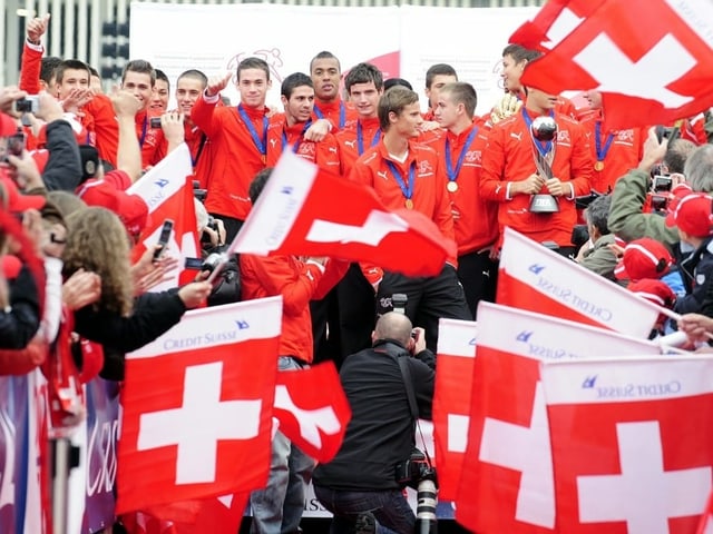 Viele Schweizer Fahnen beim Empfang der U17-Junioren. Viele Schweizer Fahnen beim Empfang der U17-Junioren.