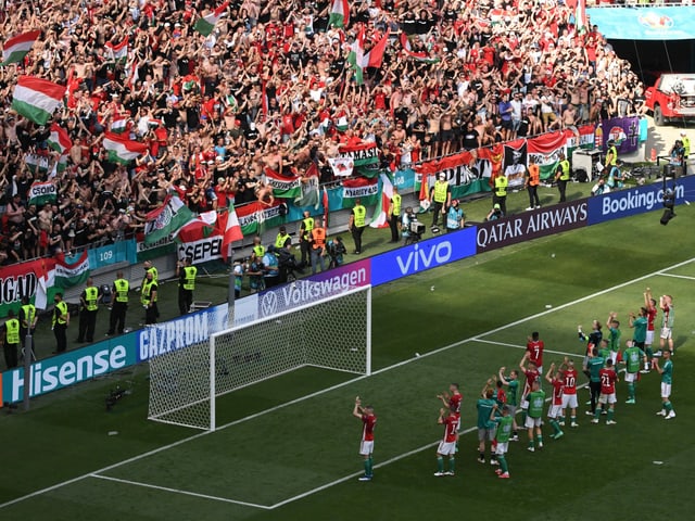 Ungarn-Spieler feiern mit Fans Ungarn-Spieler feiern mit Fans