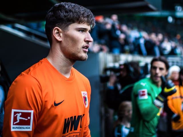 Gregor Kobel läuft ins Stadion ein Gregor Kobel läuft ins Stadion ein