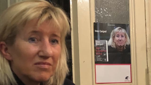 Frau vor Plakat. Frau vor Plakat.