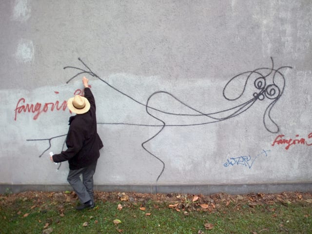 Sprayer Harald Nägeli vor seinem berühmten Werk «Undine». Sprayer Harald Nägeli vor seinem berühmten Werk «Undine».
